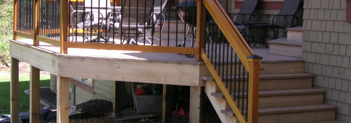 new deck with wood and black railings - Barefoot Construction decking materials